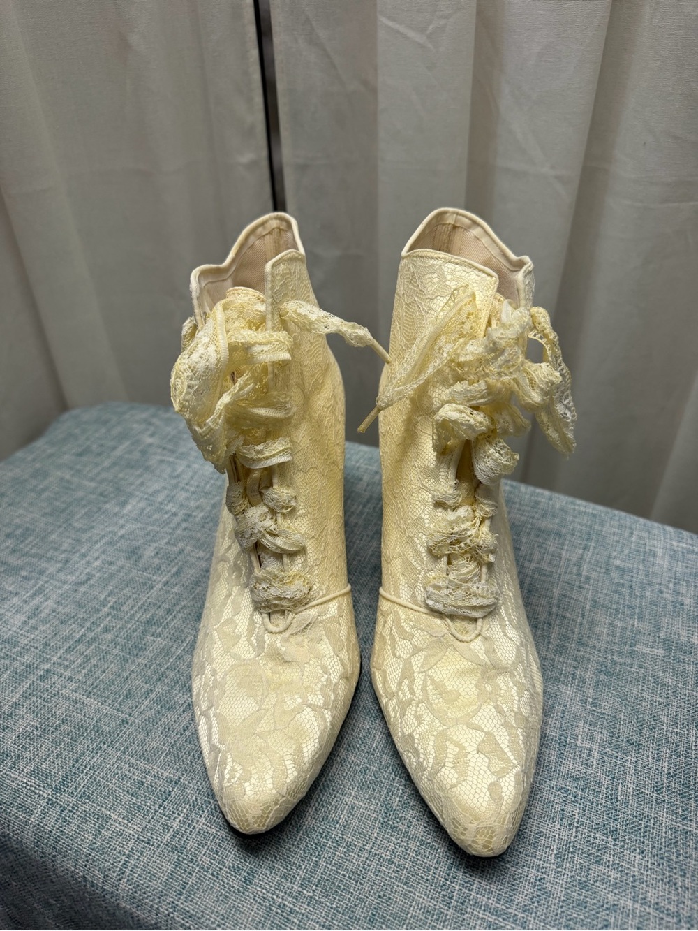 Vintage Studio 9 Ivory Lace Ankle Booties Bridal Victorian Kitten Heel Lace-Up